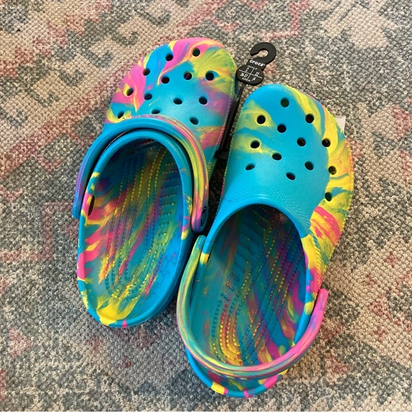 NEW Rainbow Tie Dye Crocs Size J4 - Picture 4 of 9